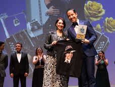 El cantante de tangos mendocino Emanuel Rivero Famá, al momento de recibir el primer premio en el certamen internacional de Medellín (Colombia).