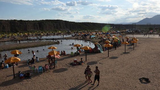 Mendocinos  fueron a refrescarse a las aguas del Río Mendoza