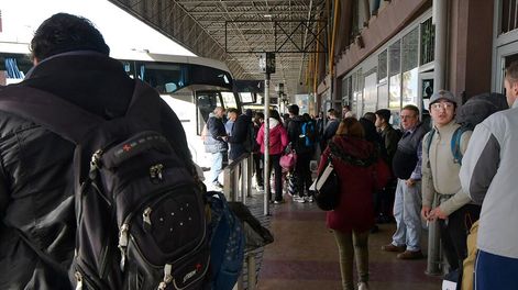 Los Andes | Comienza a usarse Previaje 5 pero en Mendoza aseguran que el programa ha perdido demanda. Terminal de ómnibus con turistas y pasajeros. Foto:  Orlando Pelichotti