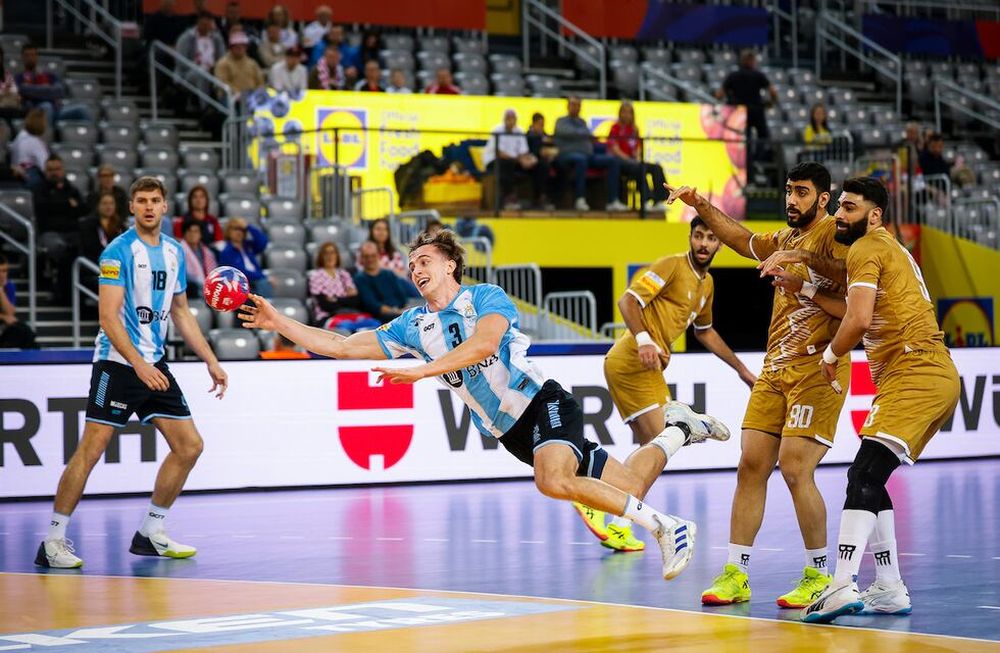 El seleccionado nacional logró una sufrida pero más que valiosa victoria ante Bahréin por 26-25 en el Mundial. (@CAHandball)