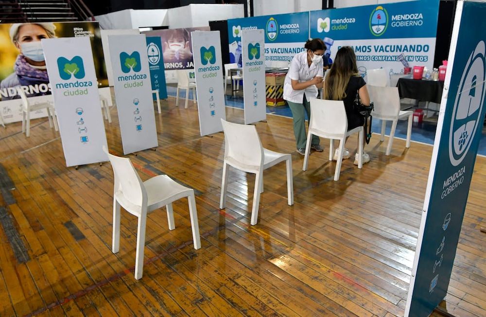 Escasa demanada en los centros de vacunación Covid. Plan Nacional de Vacunación: Federación Mendocina de Box. Foto: Orlando Pelichotti/ Los Andes