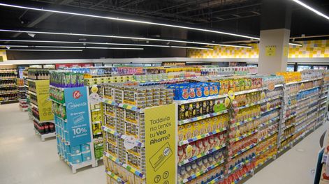 Puertas cerradas de un supermercado tras el anuncio inesperado del cierre.
