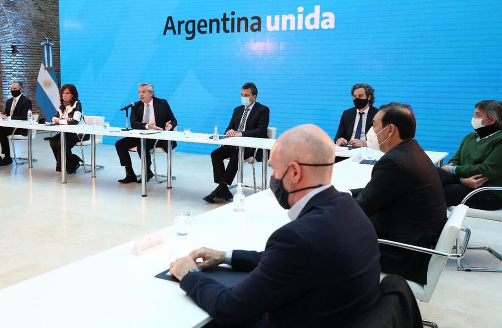 En el anuncio oficial del éxito del canje de deuda argentina estuvieron presentes la vicepresidenta, varios legisladores y gobernadores de la oposición.