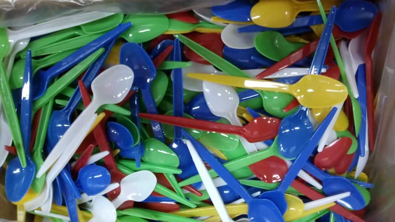 recicla las cucharitas de plastico y crea una idea espectacular para tu hogar