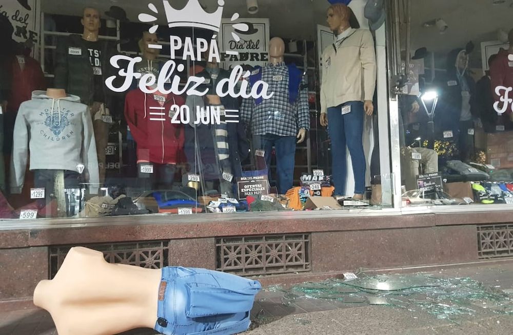 Así quedó uno de los locales asaltados. Orlando Pelichotti / Los Andes.