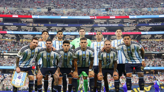 Mundial 2026. El Cuti Romero posando junto a sus compañeros de La Scaloneta antes del inicio del lance entre Argentina y Austria