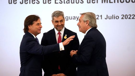 AP | 21/07/2022 @ 15:35  Uruguays President Luis Lacalle Pou, from left, Paraguays President Mario Abdo Benitez and Argentinas President Alberto Fernandez, talk at the end of a two-day Mercosur trade bloc summit at the Conmebol Convention Center in Luque, Paraguay, Thursday, July 21, 2022. (AP Photo/Jorge Saenz)
