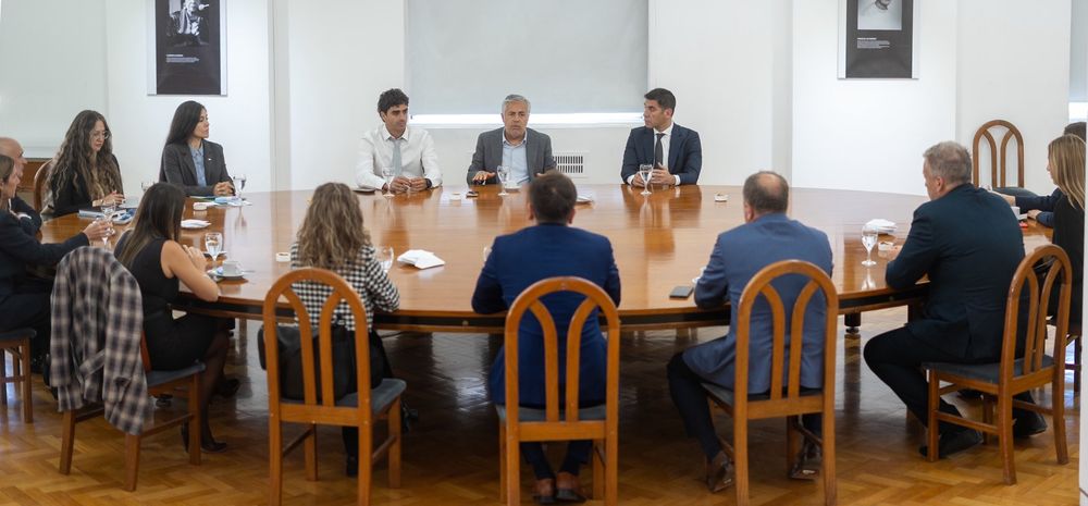 Alfredo Cornejo junto con los legisladores provinciales electos de la Libertad Avanza.