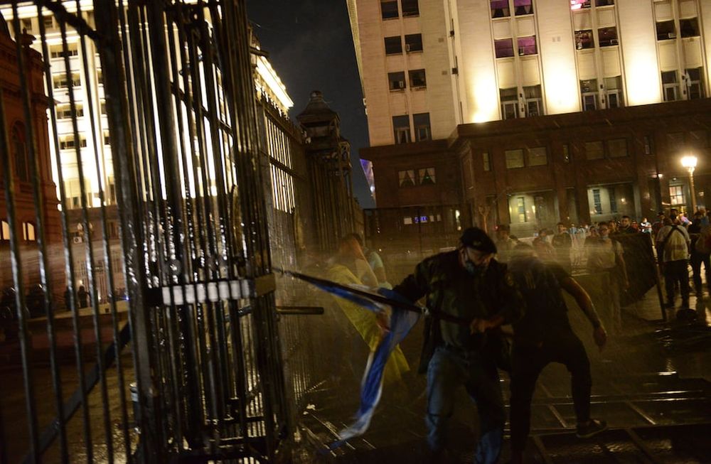 Manifestación en Plaza de Mayo contra de las medidas  tomadas por el presidente Alberto Fernández a raíz del aumento de casos de Covid 19.Fotos clarin
