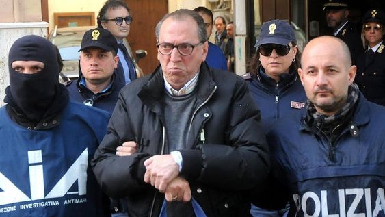 Considerado jefe de jefes de Costa Nostra, la mafia de Sicilia, el criminal más buscado del país, huido de la justicia desde hace 30 años, Matteo Messina Denaro, fue arrestado por los Carabineros el pasado enero de 2023.