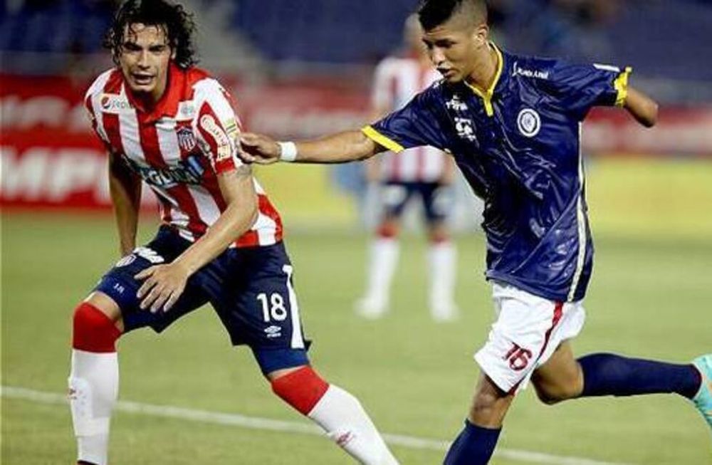 Con 16 años y sin el antebrazo, debutó en el fútbol colombiano