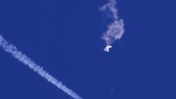 Aviones de combate de Estados Unidos derribaron hoy un objeto que sobrevolaba el lago Hurón, en la zona de la frontera con Canadá. Gentileza: La Vanguardia.