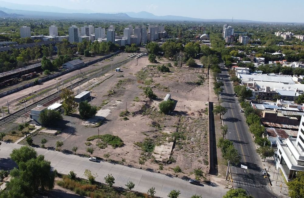 Parte de los terrenos de la ex Estación Mendoza del ferrocarril General San Martín, serán subastados a mediados de año, confían en el municipio capitalino. Foto: Marcelo Rolland / Los Andes