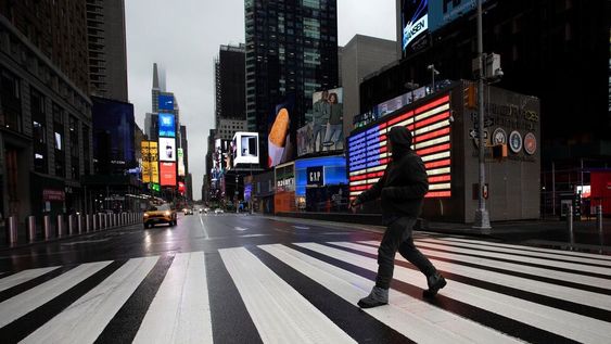 Los Centros para el Control y la Prevención de Enfermedades (CDC) indicaron que los vacunados contra el Covid-19 ya no deben usar mascarilla al aire libre (salvo en eventos masivos) - AP