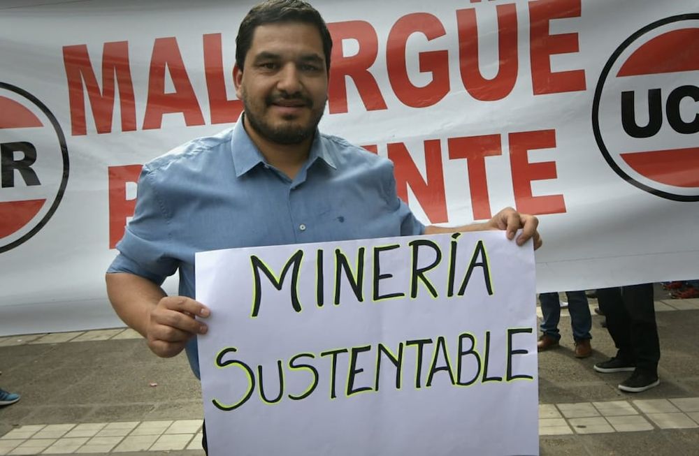 Sectores promineros protestan en la Legislatura para pedir que se vuelva a abrir el debate. En la foto, el intendente de Malargüe, Juan Manuel Ojeda. (Orlando Pelichotti / Los Andes)