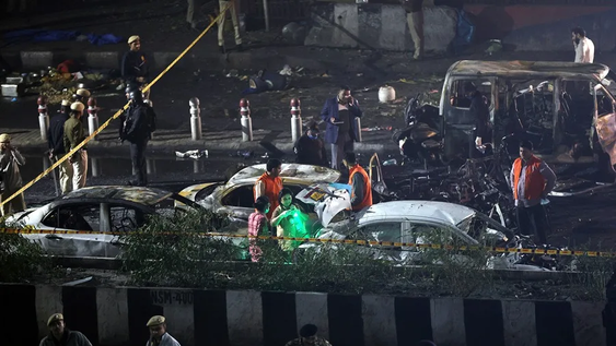 Agentes de la policía india inspeccionan el lugar de una explosión cerca del Fuerte Rojo en Nueva Delhi, India.&nbsp;