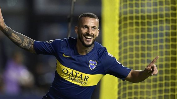 Darío Benedetto tiene un pie y medio afuera de Boca