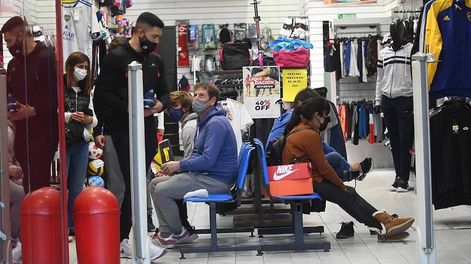 Los Andes | Plazo fijo: así comprar unas zapatillas de marca en $11.042, con una “maniobra” legal/ Foto:José Gutierrez / Los Andes