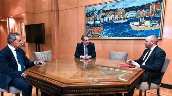 El ministro de Economía, Martín Guzmán, y el presidente del Banco Central, Miguel Pesce, recibieron en el Palacio de Hacienda a Daniel Scioli, quien asumirá como ministro de Desarrollo Productivo.
