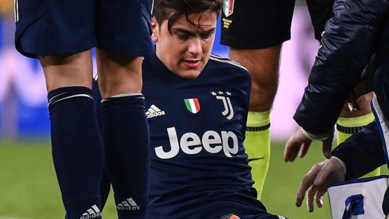 Paulo Dybala debió salir de la cancha a los 40 minutos del partido entre la Juventus y Sassuolo, por el Calcio.