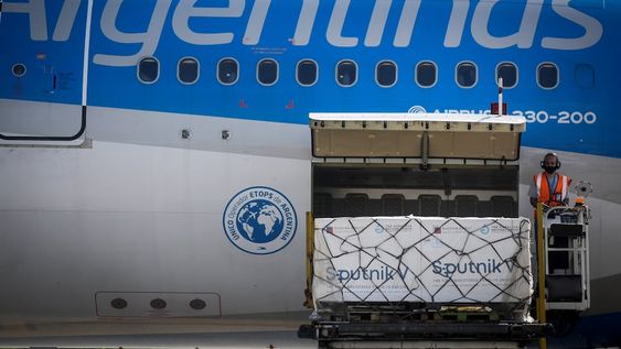 Parte un avión a China a buscar vacunas Sinopharm: quieren llegar a 7 millones de dosis esta semana