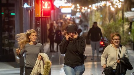 El viento Zonda bajo al llano este domingo por la tarde. Gentileza: Ignacio Blanco / Los Andes.