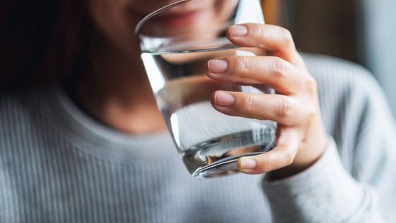 Es indispensable beber agua diariamente para mantener un equilibrio saludable.