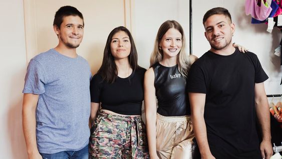 Espacio De fue fundado por cuatro amigos dedicados a diferentes rubros dentro del emprendedurismo y apuestan a la inclusión de las diferentes marcas de indumentaria y accesorios de la región.