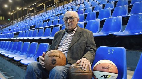El Negro, la pelota actual y la retro, en su emotivo regreso adonde se consagró. / Gentileza.