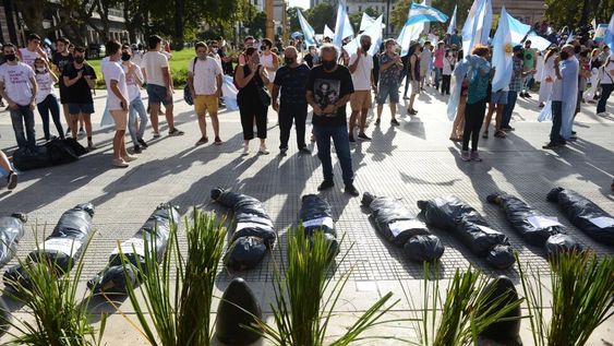 Los manifestantes colocaron 10 bolsas con cadáveres simulando ser dirigentes políticos del oficialismo que recibieron la vacuna.