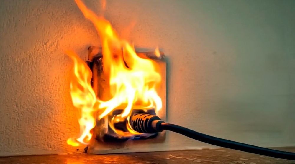 Mantener celulares antiguos conectados a enchufes, sobre todo si están apagados o deteriorados, aumenta el riesgo de sobrecalentamiento y accidentes.