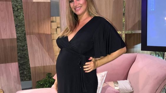 Belén Francese posó sin ropa frente al espejo y mostró cuánto ha crecido su hijo