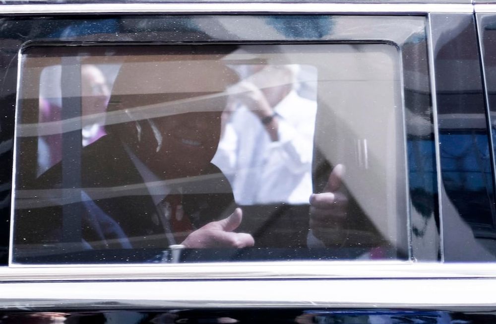 El expresidente de los Estados Unidos, Donald Trump, saluda cuando sale del Palacio de Justicia de los Estados Unidos Wilkie D. Ferguson en su caravana después de comparecer ante un juez para declararse no culpable de cargos federales en Miami, Florida, EE. UU. Foto: EFE/EPA/CHRISTINA MENDENHALL