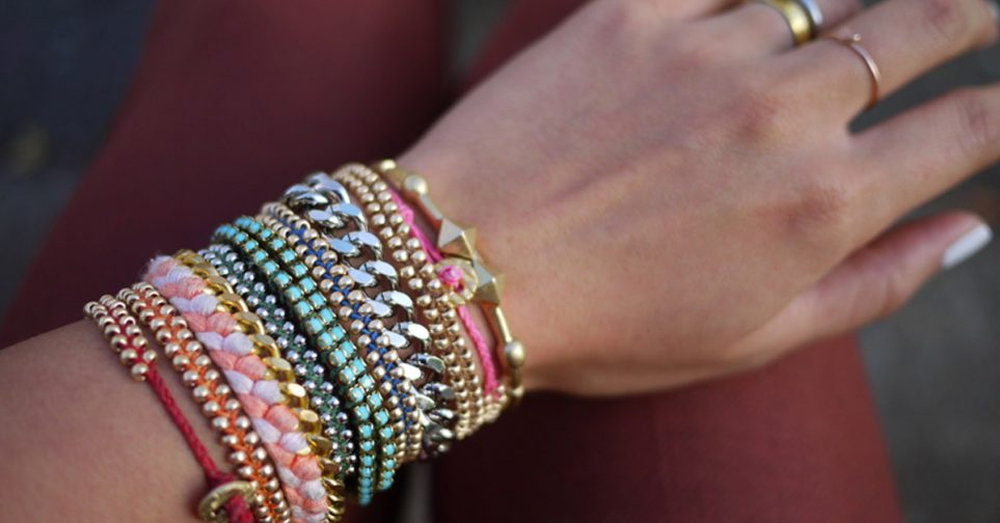 Según la psicología, hay significados detrás de llenarse la muñeca de pulseras.