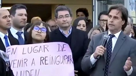 El presidente de Uruguay fue interrumpido durante un acto e invitó a la manifestante a acercarse a él.