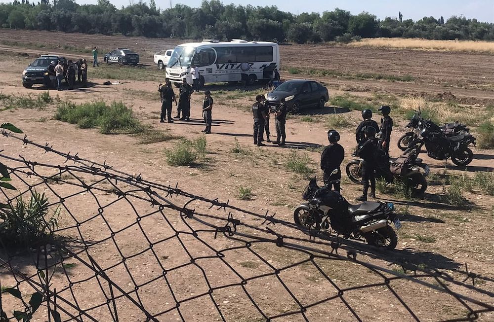 El colectivo del Atlético Club San Martín con el plantel que nunca pudo ingresar al estadio de Huracán de San Rafael. / Gentileza: Diario de San Rafael.