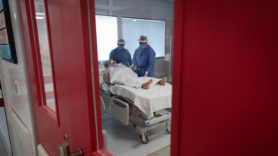 Guardia Covid del Hospital Central, donde están los pacientes graves que requieren respiradores mecánicos. Las unidades críticas trabajan a cama llena, pero están dando respuesta a la demanda. Foto: Ignacio Blanco / Los Andes.