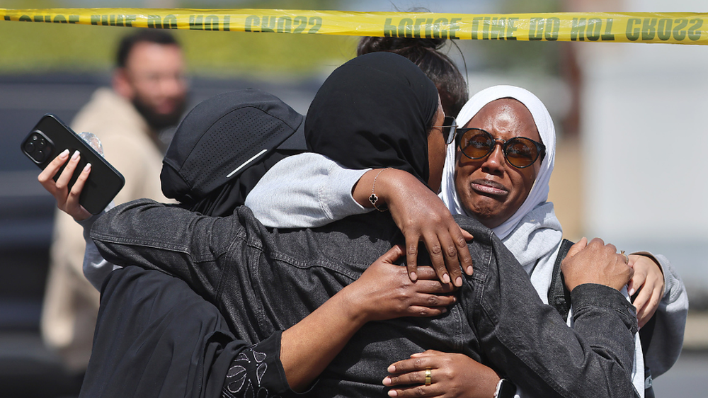 Miembros de la comunidad musulmana de San Diego reaccionan tras conocer la noticia de un tiroteo en su lugar de culto en San Diego, California, EE. UU., el 18 de mayo de 2026. Agencias policiales de todo el condado de San Diego respondieron a un tiroteo en el Centro Islámico de San Diego, en el barrio de Clairemont. Tres personas murieron, entre ellas un guardia de seguridad.