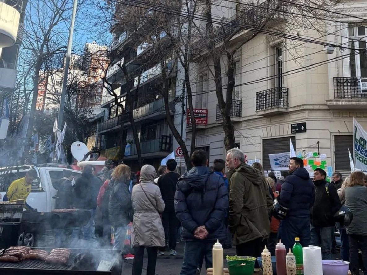 El departamento de Cristina Kirchner se llena de militancia peronista cada día