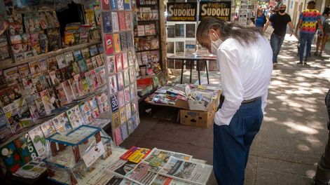 Los Andes | Día del canillita: la familia que mantiene la tradición en 3 generaciones y un amor que surgió “entre diarios”. Foto: Ignacio Blanco / Los Andes.