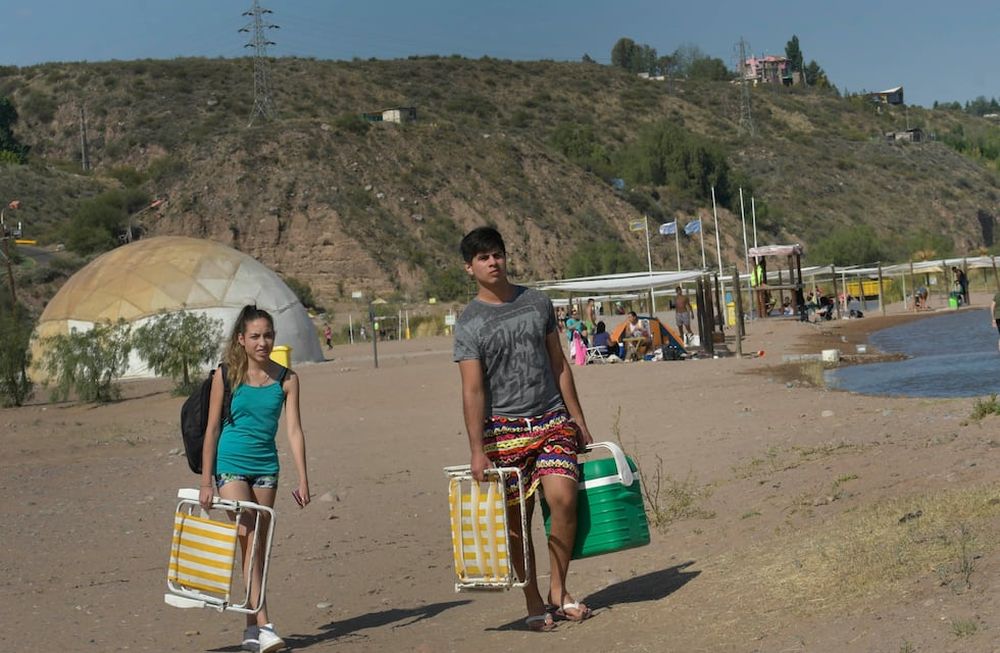Durante las primeras horas de la tarde salió el sol y arribaron más bañistas a la margen norte del río Mendoza. Foto Orlando Pelichotti