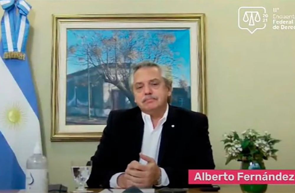 Alberto Fernández dio una conferencia virtual para estudiantes de derecho y cuestionó el tiempo de los jueces.