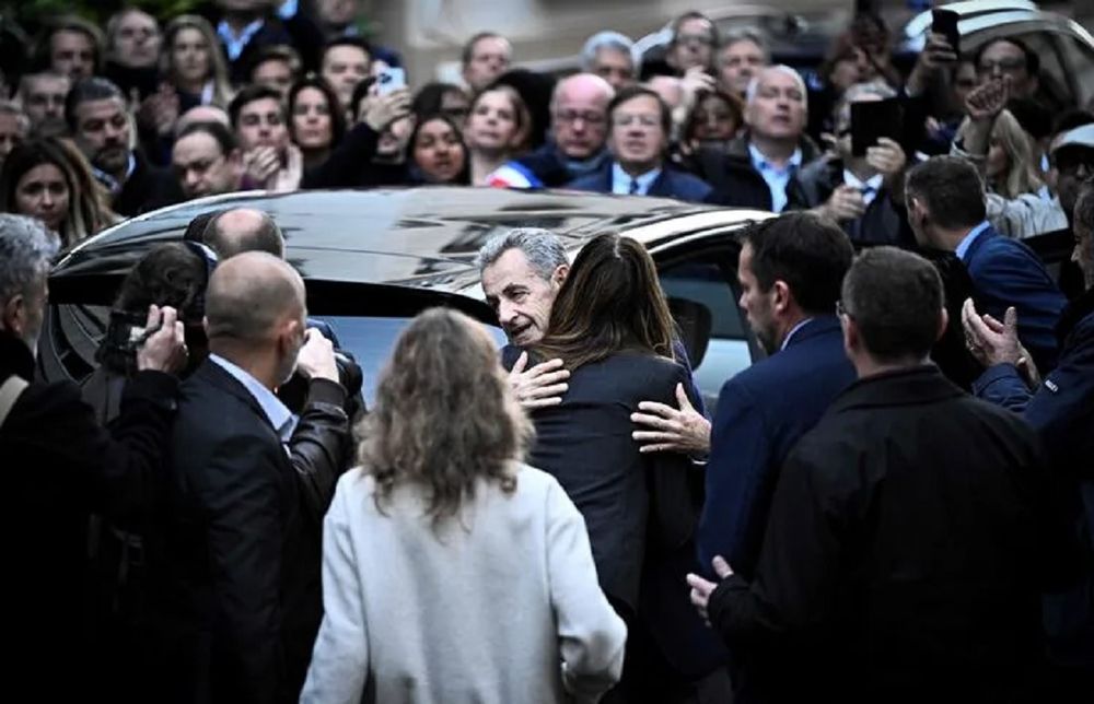 Carla Bruni, visiblemente conmovida, lo abrazó antes de que cruzara las puertas del penal, en una imagen que rápidamente dio la vuelta al mundo.