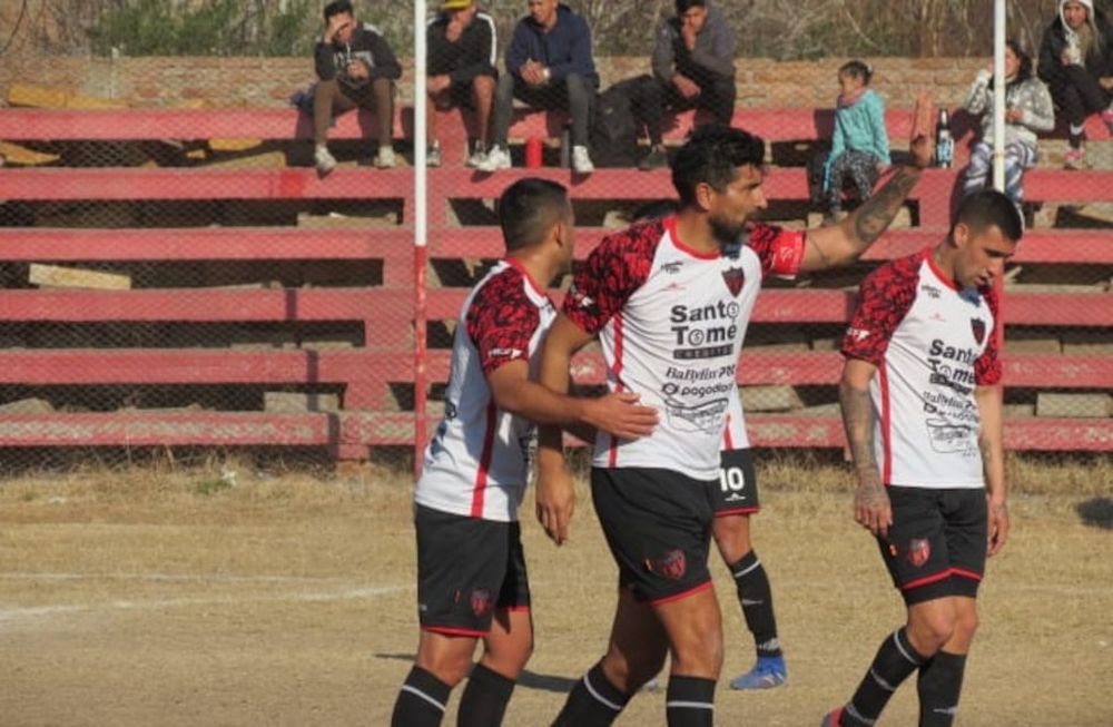 Inoxidable. El legendario Osvaldo Noé Miranda festeja el primer gol de Fadep en el triunfo por 2-0 ante Algarrobal. El Flaco suma 4 tantos.