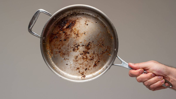 De los trucos más fáciles del hogar, es el de limpiar las ollas sucias con aluminio.