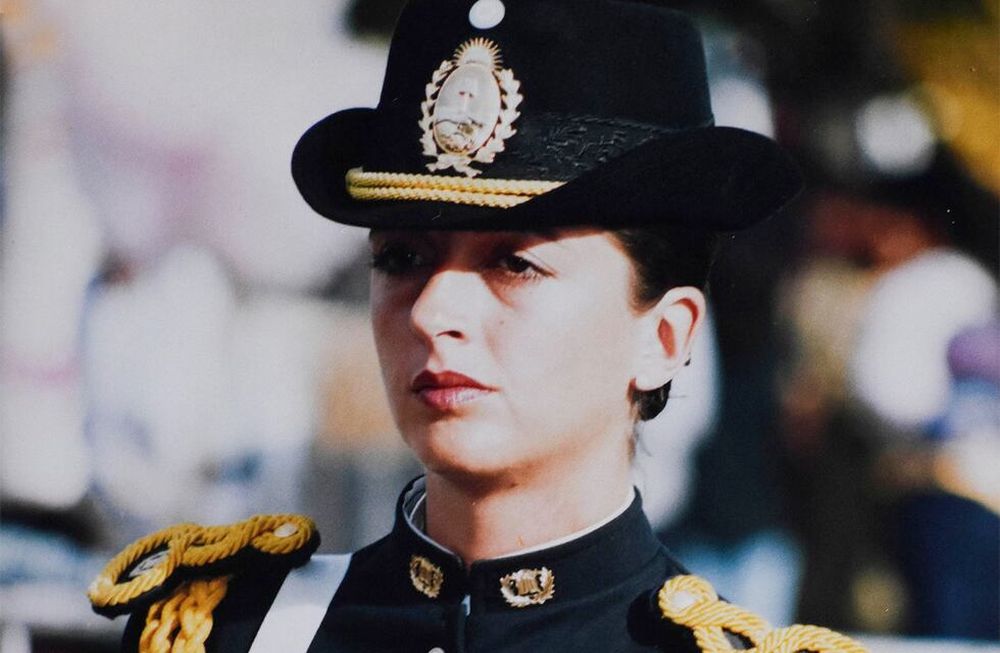 Primer mujer policía del país muerta en cumlimiento del deber. Érica Beatriz Bercich López falleció camino a un operativo en Guaymallén junto a su compañero al estrellarse el móvil.