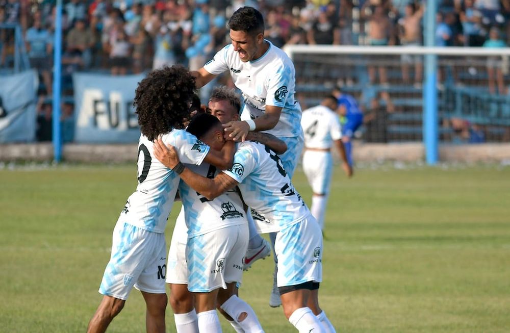 Felicidad celeste. Tejada acaba de convertir el 1-0 con un tremendo derechazo y Arce, Zolorza, Inostroza y Carmona se abalanzan sobre él para celebrarlo. El Perro mordió primero. Foto: Orlando Pelichotti / Los Andes