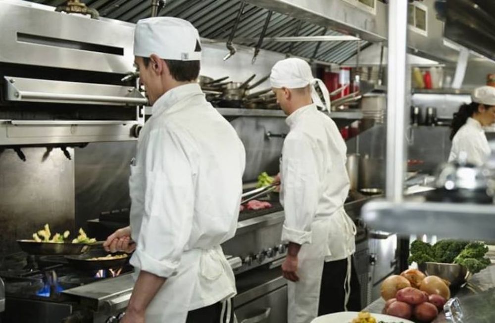 La guía Michelin es una publicación anual, basada en relevamientos a toda clase de negocios de comida: desde restoranes de categoría y de hoteles de lujo, negocios de comidas premium y bistrós, hasta cantinas e incluso puestos callejeros.
