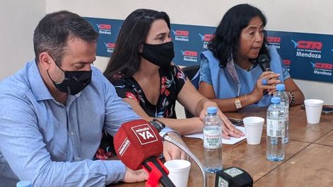 Los Andes | El secretario gremial del Sute, junto a la titular, Carina Sedano y acompañados por Ester Linco Lorca (Sadop), dan detalles de las medidas en común.