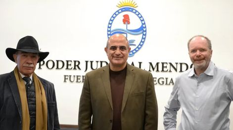 Los ministros de la Suprema Corte de Justicia de Mendoza, Mario Adaro y José Valerio junto con﻿ el científico Diego Golombek